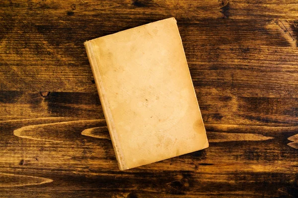 Старая винтажная книга на деревенском деревянном столе — стоковое фото