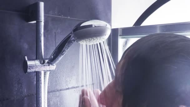 Man zwemmen onder douche, water opraakt — Stockvideo