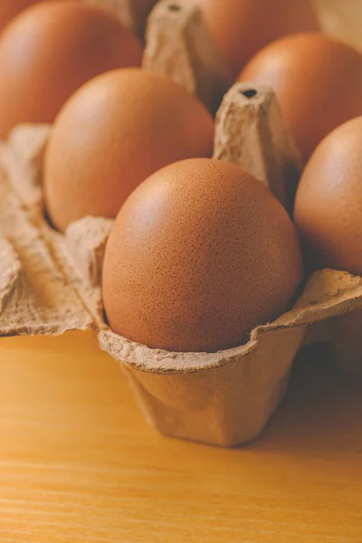 Huevos de pollo en caja de cartón — Foto de Stock