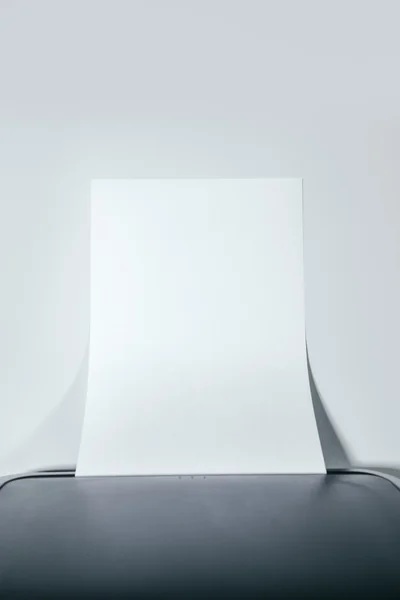 Γραφείο επιτραπέζιο εκτυπωτή laser με λευκά χαρτί ως αντίγραφο χώρου — Φωτογραφία Αρχείου