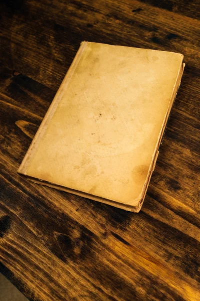 Livro vintage velho sobre mesa de madeira rústica — Fotografia de Stock