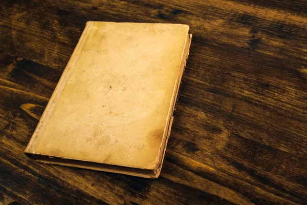Livro vintage velho sobre mesa de madeira rústica — Fotografia de Stock