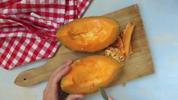 Homme tranchant et mangeant du melon cantaloup, vue de dessus laps de temps — Video