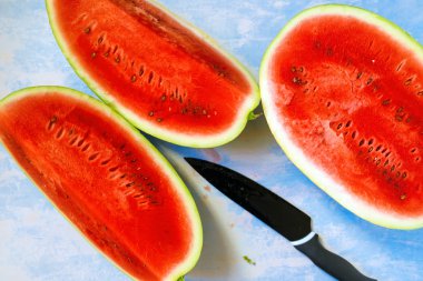 Rustik mavi ahşap masa karpuz dilimleri