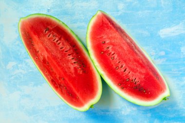 Rustik mavi ahşap masa karpuz dilimleri