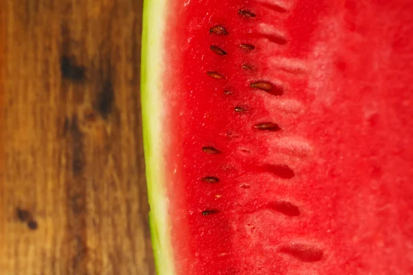 Detail der saftigen Wassermelone auf Holztisch — Stockfoto