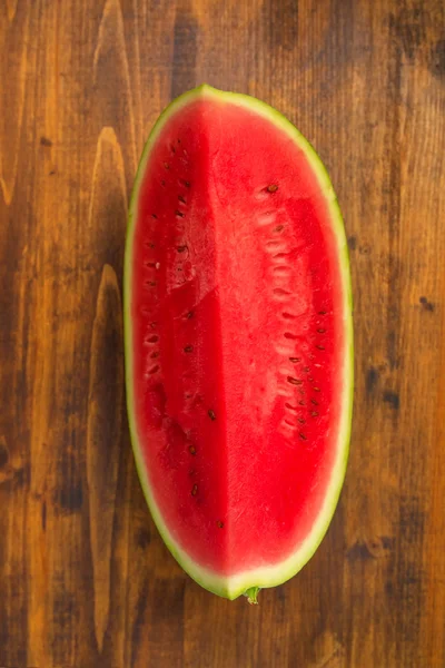 Wassermelonenscheiben auf rustikalem Holztisch — Stockfoto