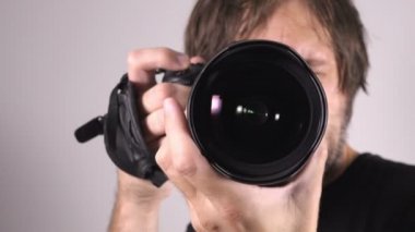 Beste ve resim çerçeveleme, odaklama ve fotoğraf makinesi ile çekim fotoğrafçı 