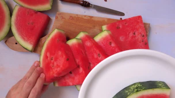 Hombre recogiendo rodajas de frutas de sandía dulce — Vídeo de stock