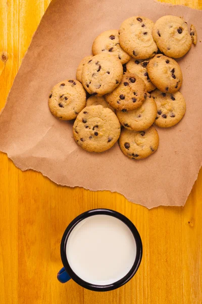 Biscuits aux pépites de chocolat maison et tasse de lait — Photo