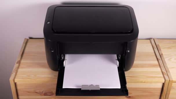 Impresora láser de escritorio — Vídeo de stock