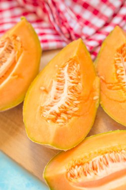 Lezzetli kavun parçaları rustik masada