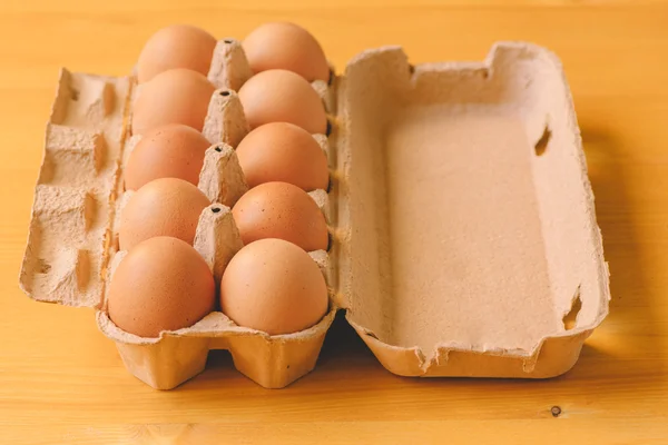 Tien eieren in kartonnen doos — Stockfoto