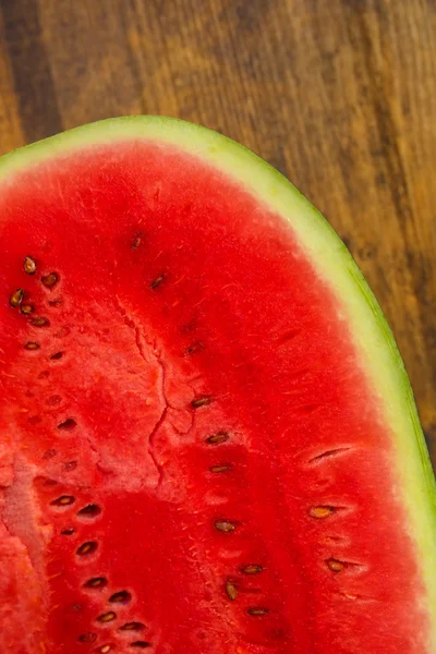 Wassermelone Querschnitt Scheibe auf rustikalem Tisch — Stockfoto