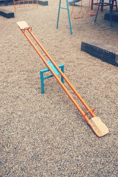 Ver serra no parque infantil vazio para crianças — Fotografia de Stock