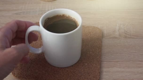 Мужчина пьет кофе по утрам, снимок Пова — стоковое видео