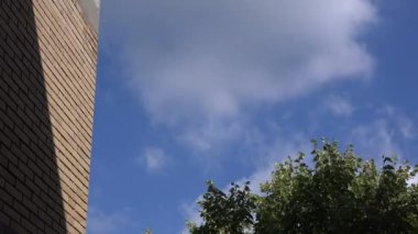 Bulutlar zaman atlamalı, bulutlu ve güneşli nokta