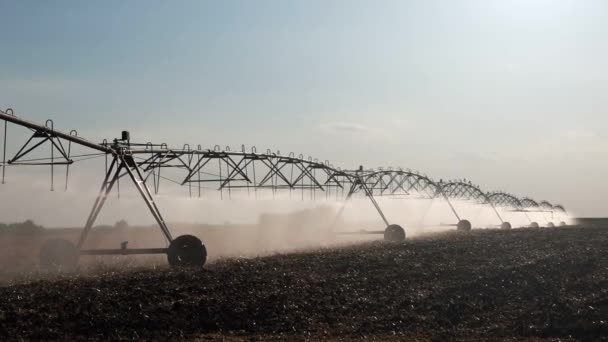 Sistema de riego por pivote central con aspersores de gotas en el campo — Vídeo de stock