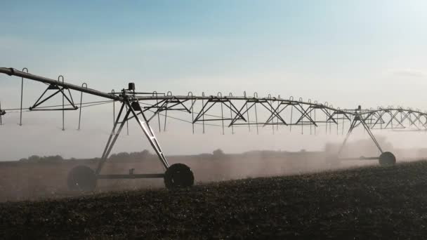 Sistema de riego por pivote central con aspersores de gotas en el campo — Vídeo de stock