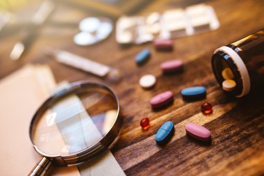 Renkli tıbbi tabletler ve doktorun ofis masasında hapları