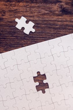 Parçalı bulmaca tek eksik parça ile tamamlamak için yaptı