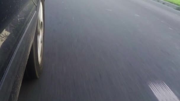 Köra bil på vägen, Slowmotion av fordonshjulet — Stockvideo