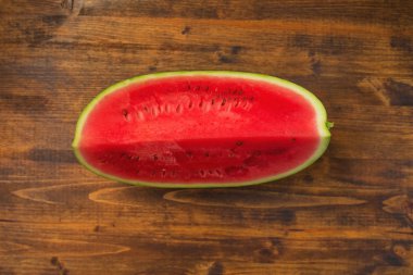 Karpuz dilimi üzerinde rustik ahşap masa, üstten görünüm