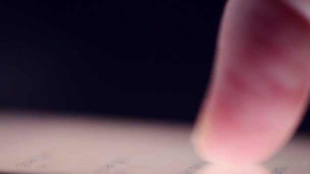 Närbild på manliga finger med rörlig smartphone — Stockvideo
