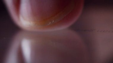 Erkek parmak hareket eden smartphone kullanarak yakın çekim