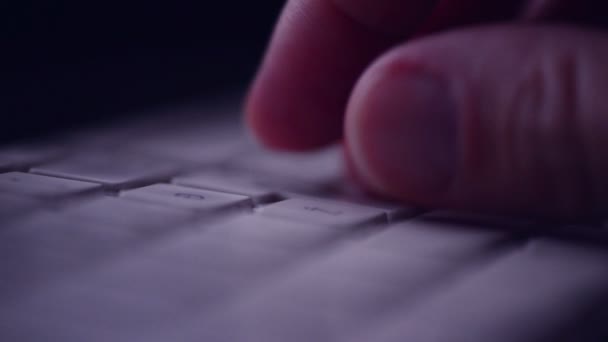 Detailní záběr mužské prstem stisknutím tlačítka klávesnice počítače — Stock video
