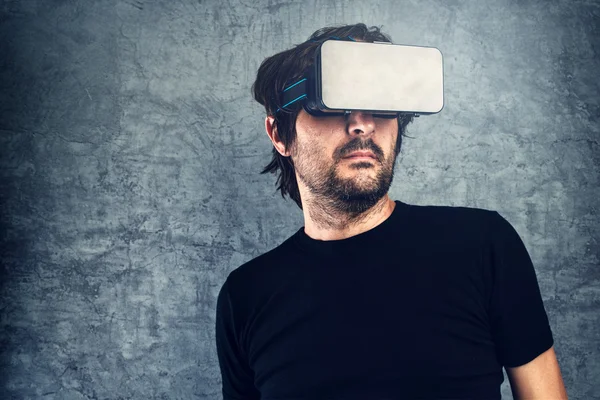 Man wearing virtual reality goggles for 3d VR multimedia content — Stock Photo, Image