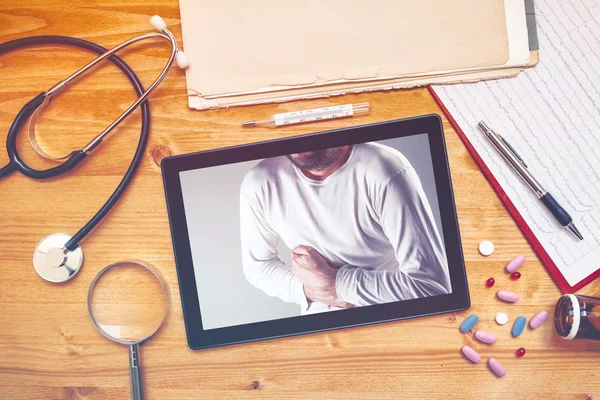 Komputer typu tablet z obraz człowieka o ból w brzuchu — Zdjęcie stockowe