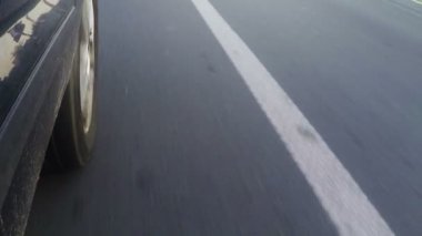 Araba sürüş açık bir yolda, ağır çekim