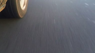 Araba sürüş açık bir yolda, ağır çekim