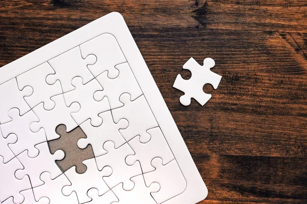 Puzzle con un pezzo mancante da completare — Foto Stock