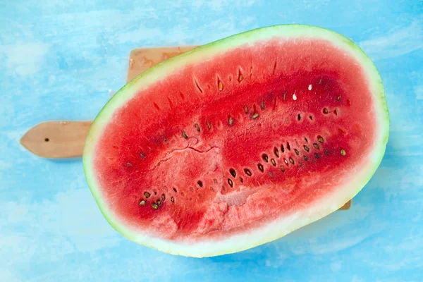 Wassermelone Querschnitt Scheibe auf rustikalem Tisch — Stockfoto