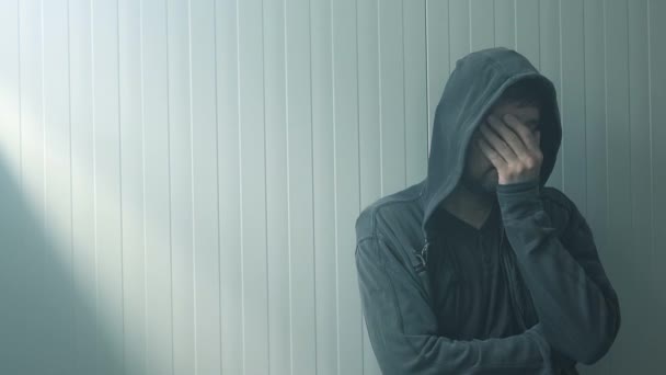 Eländiga hopplös oroliga mannen i jacka med huva — Stockvideo