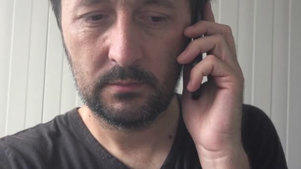 Handheld tiro de homem casual falando no telefone móvel — Vídeo de Stock