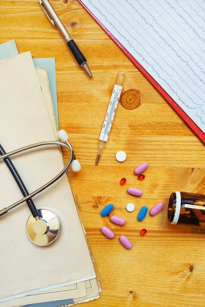 Compresse mediche colorate e pillole sulla scrivania dell'ufficio del medico — Foto Stock