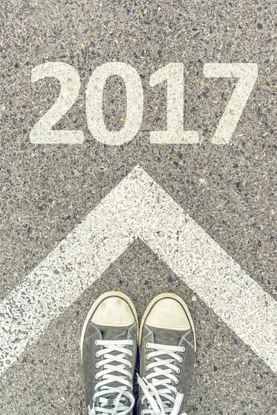 Feliz nuevo 2017, zapatillas de deporte desde arriba — Foto de Stock