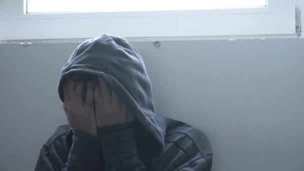 Uyuşturucu bağımlılığı sorunları, yoksunluk krizi olan kapüşonlu yetişkin erkek — Stok video