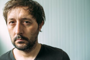 Portre od sefil ve yorgun yetişkin adam