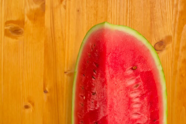 Wassermelonenscheibe auf rustikalem Holztisch, Draufsicht — Stockfoto