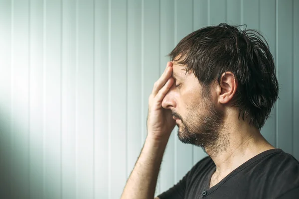 Profilo ritratto od miserabile uomo turbato — Foto Stock