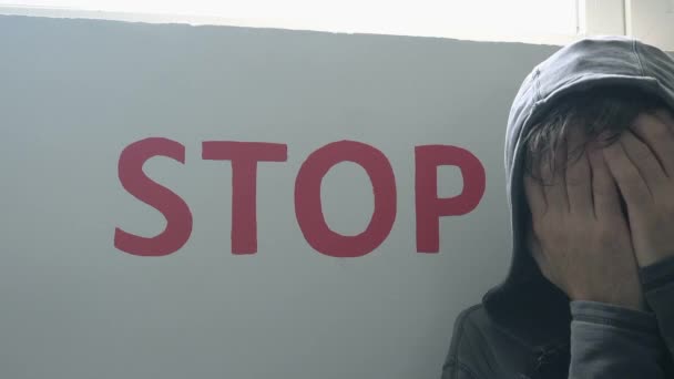 Hopeless drug addict next to stop sign — Stock Video