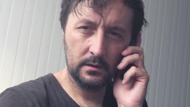 Adulto do sexo masculino ter uma conversa desagradável sobre o telefone móvel — Vídeo de Stock