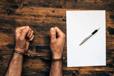 Erkek polis kelepçeli, top görünümünü araştırmacı Resepsiyon eller.
