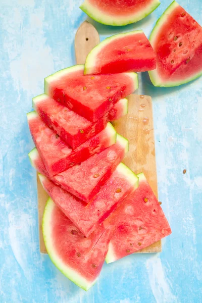 Watermelon slices on chopping board, top view — Stock Photo, Image