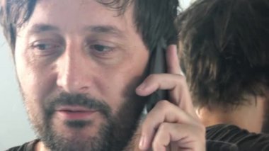 Cep telefonu konuşma aynanın önünde