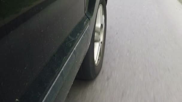 Roue de voiture sur la route — Video